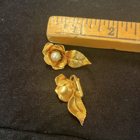 Beautiful gold toned rose brooch with matching clip earrings - Picture 2 of 4